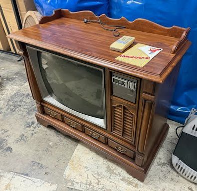 vintage wood console t.v With Orinigal Remote/Manual