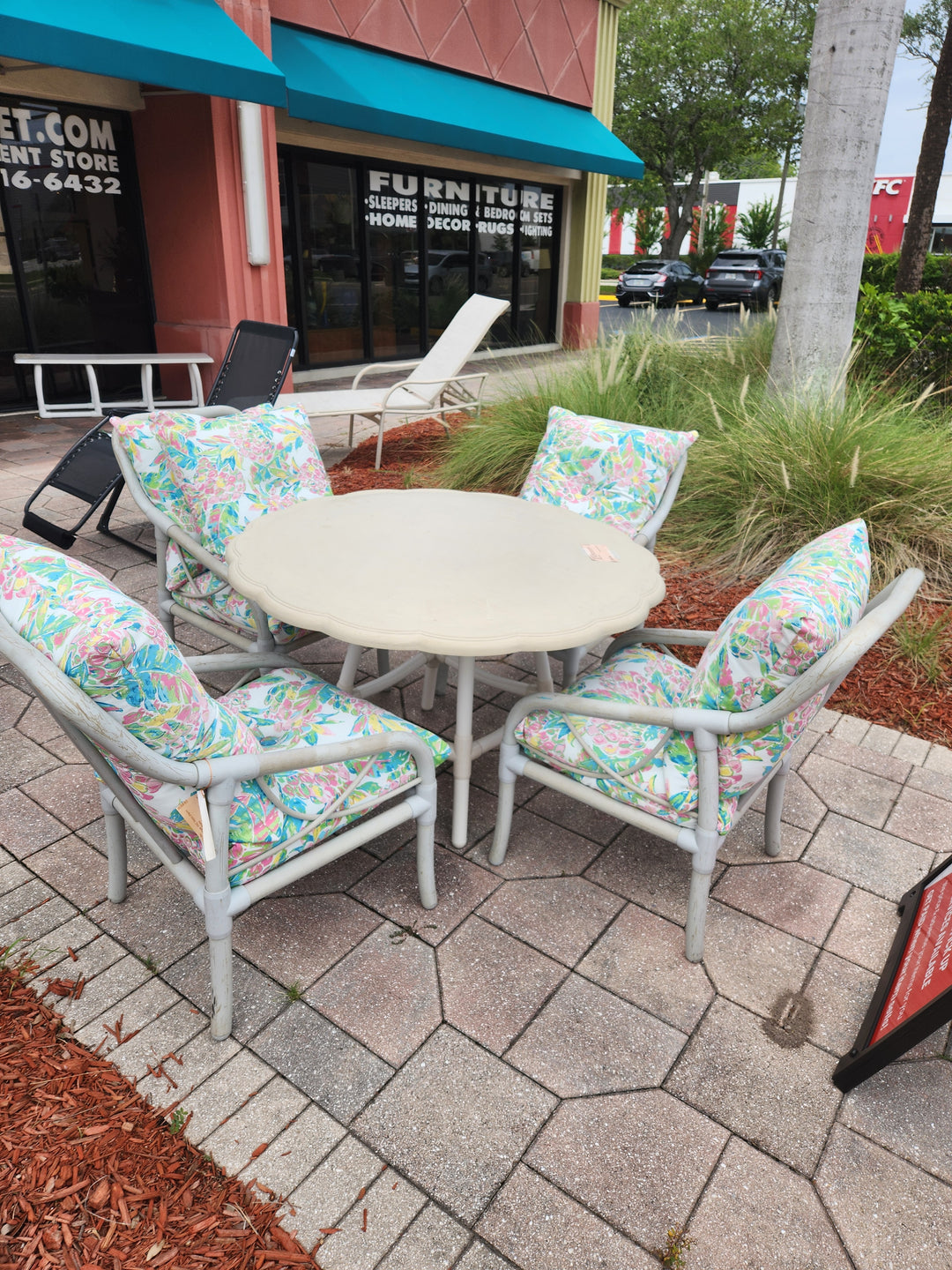 48" round Outdoor Table w. Four PVC Chairs