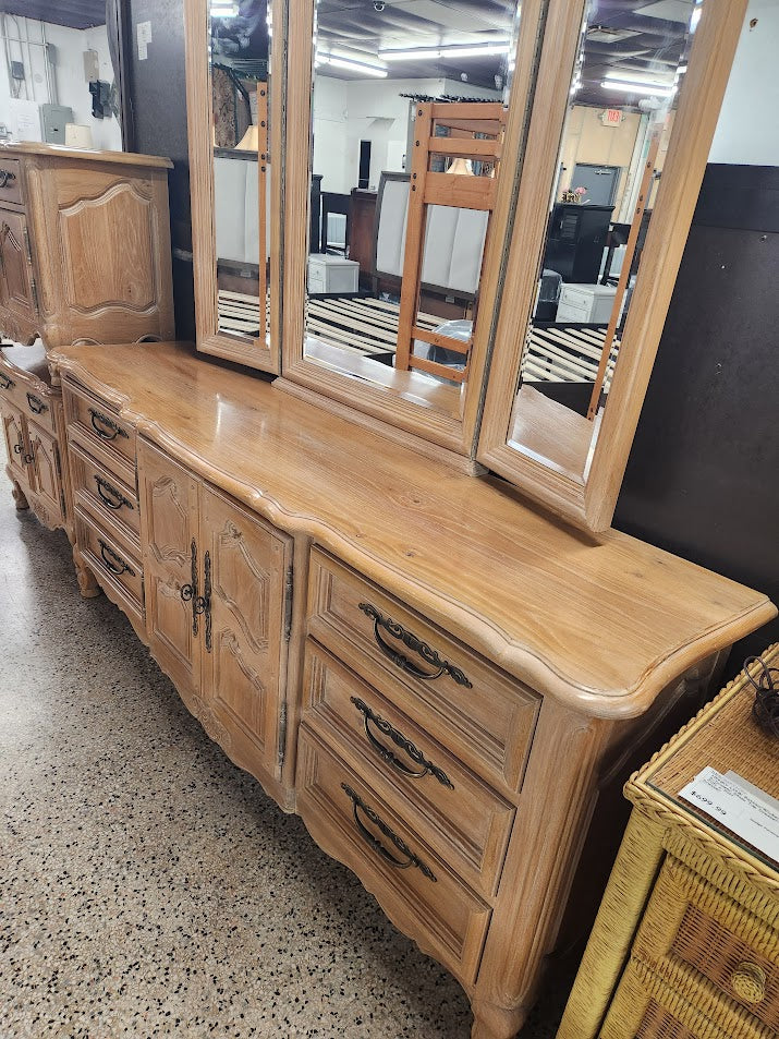 Light Wood French Provincial Dresser