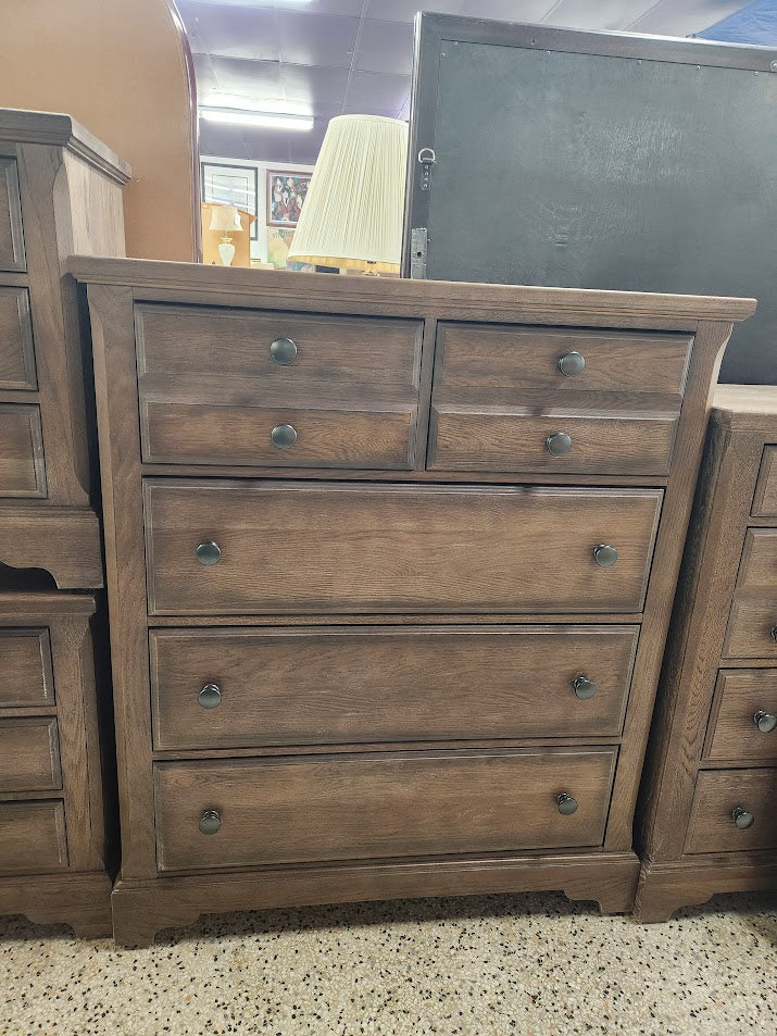 Classic Dark Oak Bassett Vaughan Bed Set