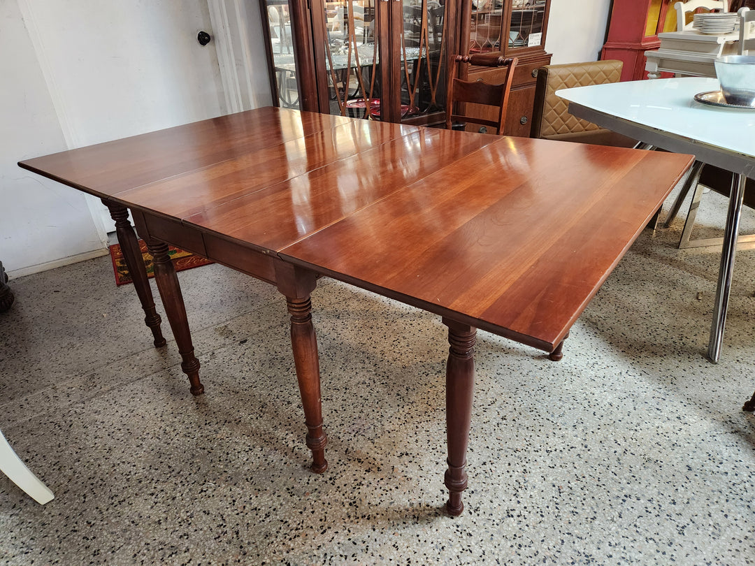Willett Wildwood Antique Cherry Wood Dining Set