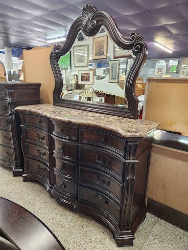 Dark Wood Haverty's Bed Set