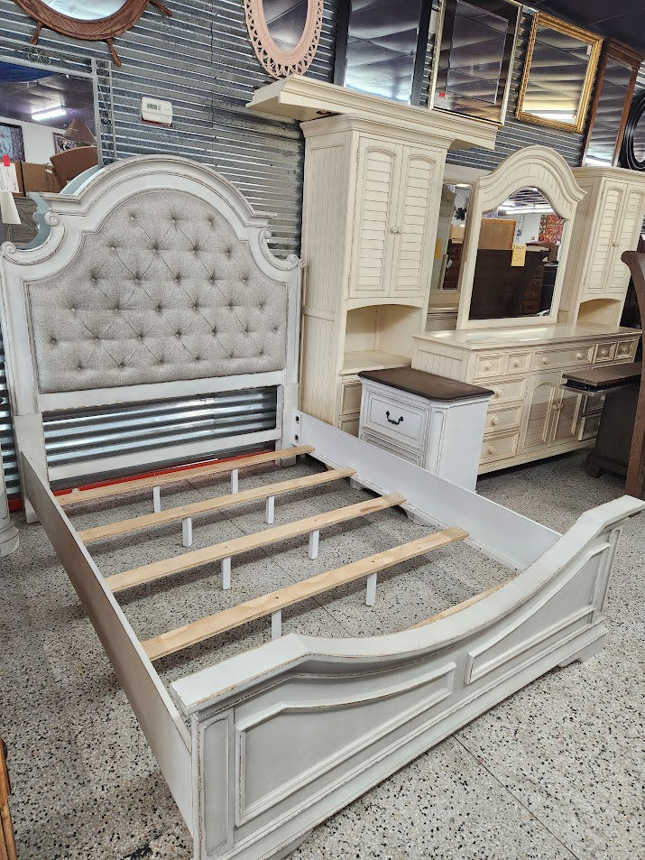 Tufted Antique White Queen Bed Set
