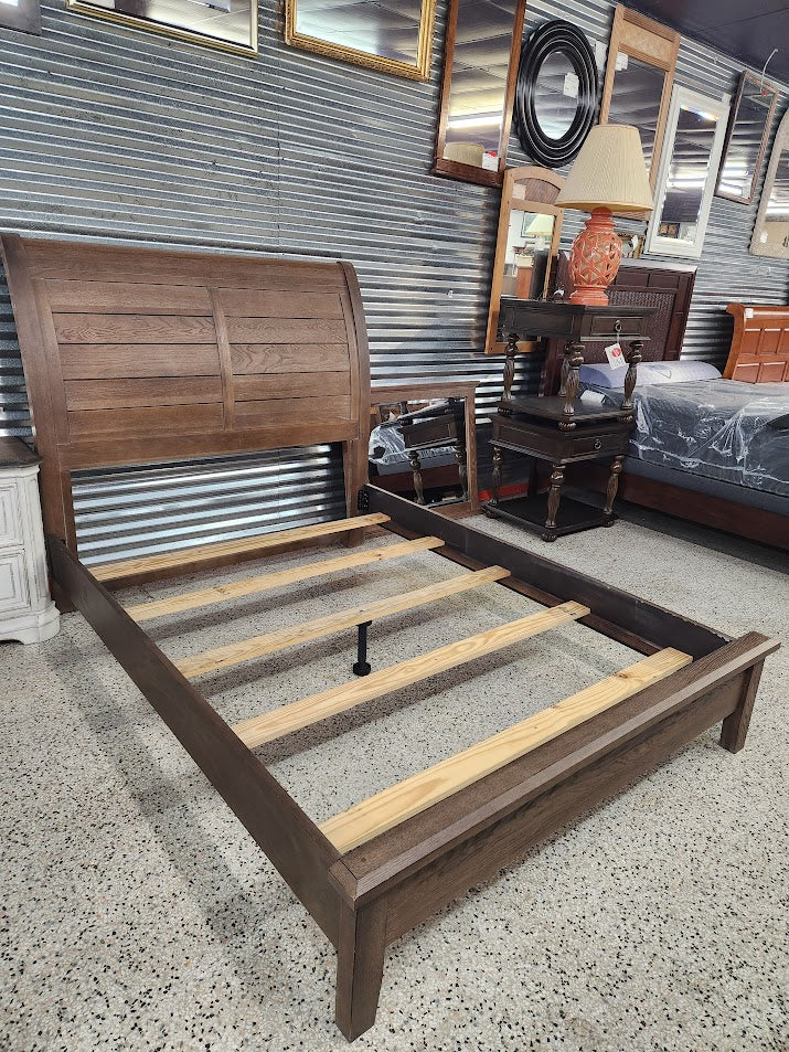 Classic Dark Oak Bassett Vaughan Bed Set