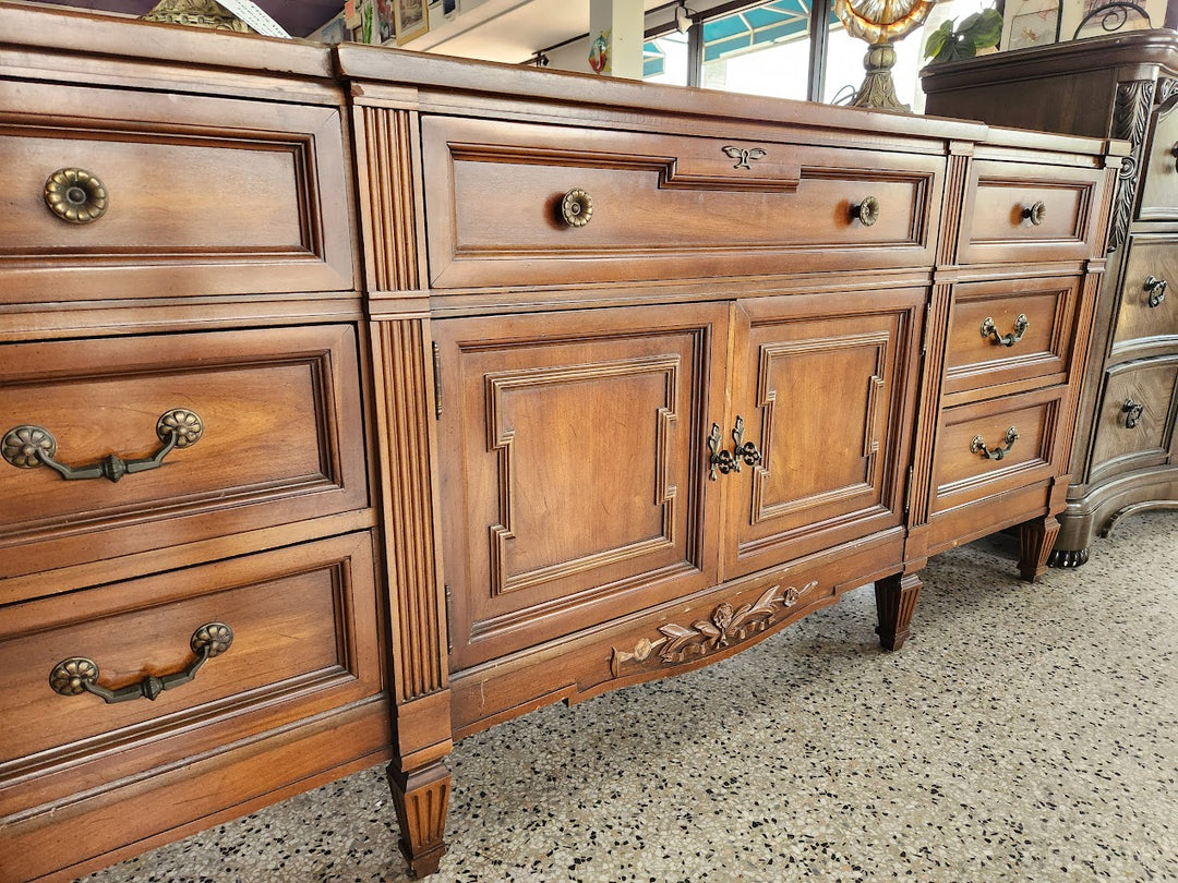 9 Drawer Broyhill Dresser