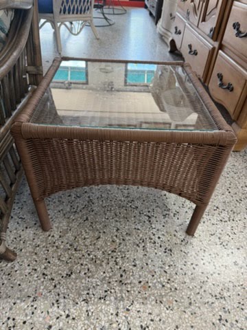 Resin Wicker Outdoor Glass Top End Table