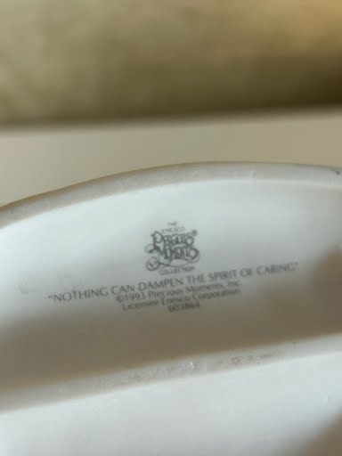 Precious Moments figurine "Nothing Can Dampen The Spirit Of Caring"