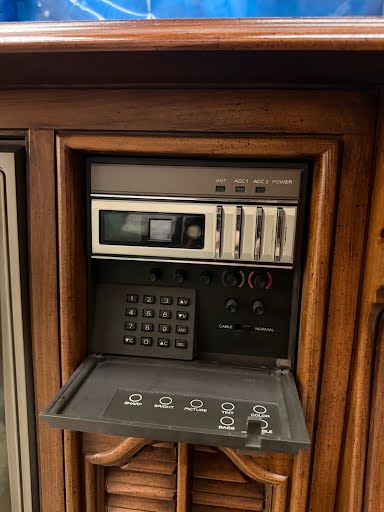 vintage wood console t.v With Orinigal Remote/Manual