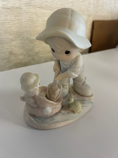 Precious Moments figurine "Nothing Can Dampen The Spirit Of Caring"