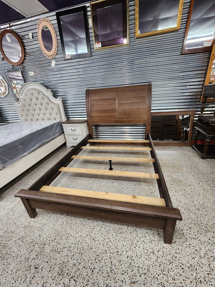 Classic Dark Oak Bassett Vaughan Bed Set