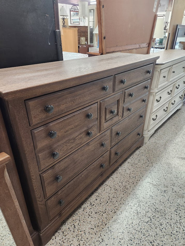Classic Dark Oak Bassett Vaughan Bed Set