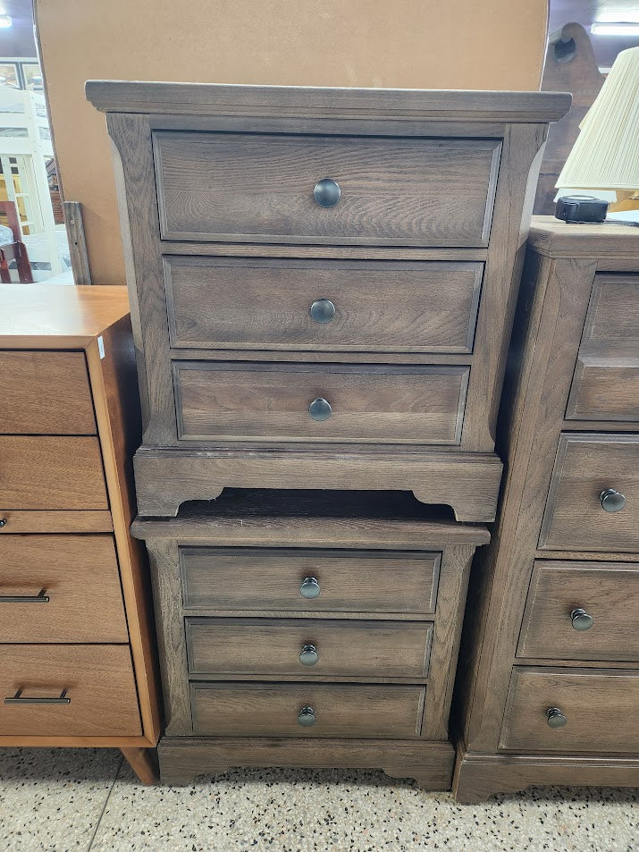 Classic Dark Oak Bassett Vaughan Bed Set