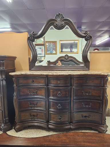 Dark Wood Haverty's Bed Set