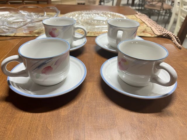 8 piece set - light wind cup and saucers