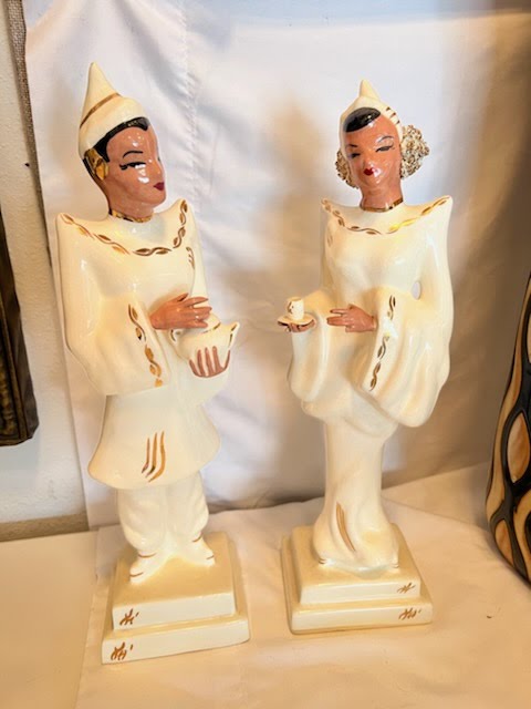 SET/ 2  Porcelain Statues
