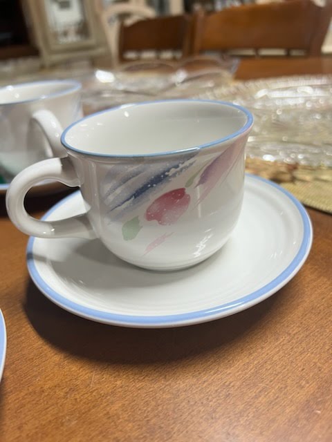 8 piece set - light wind cup and saucers
