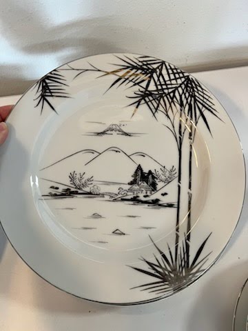 8 PIECES - KUTANI - DINNER AND SALAD PLATES - BAMBOO